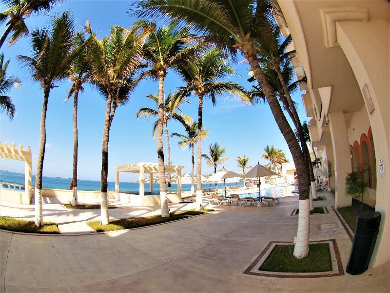 Camino Real Manzanillo Hotell Exteriör bild